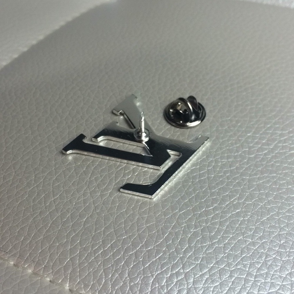 Louis Vuitton pin silver color counter staff - Picture 6 of 7